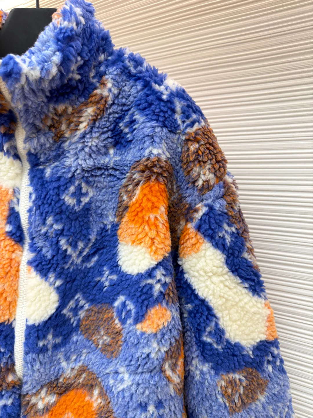 LOUIS VUITTON colorful polar fleece jacket ●Original version: Purchased and developed for 14900 ●Item number: 1680945-B70 ●Fabric: polar fleece fabric ●Technology: yarn-dyed fabric ●Version: fitted version ●Weight: about 815 grams ●Size: XS-S-M-L ●Description: The fabric is made of [90% polyester + 10% wool blended yarn-dyed fabric]. The Y version was purchased and disassembled, and the bottom was turned over [scanning and painting to make a yarn-dyed device]. The yarn dyeing was all made of [custom-dyed polyester blended wool material yarn]. The finished fabric was [polar fleece and then sheared], containing [sheep wool blended yarn], and the color is saturated. The degree of harmony is higher, and the fluff after polar fleece is more [fluffy and three-dimensional]. It is matched with [26s combed cotton plain weave] as the lining. The inner small pocket is made of [60 double-ply twill woven cotton]. The front and back panels of the entire garment are made of [positioned flower hand-cut]. The overall routing is straight and delicate, the fabric is comfortable and soft, and the color is consistent without color difference. It can be matched with the same style to create a fashionable look, and can be used in various occasions. Customized accessories, complete with three standards, same style for men and women!